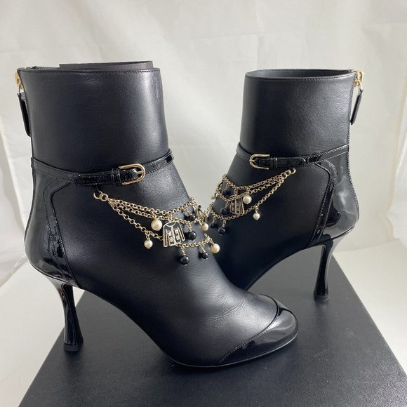 CHANEL $2020 20A BLACK CC DAINTY CHARM ZIP BACK BOOTIES SZ 38.5 - Picture 7 of 10